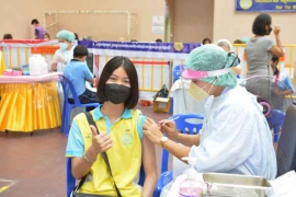 นักเรียนระดับมัธยมศึกษาชั้นปีที่ 2-3 เข้ารับการฉีดวัคซีนโควิด19 เข็ม 2