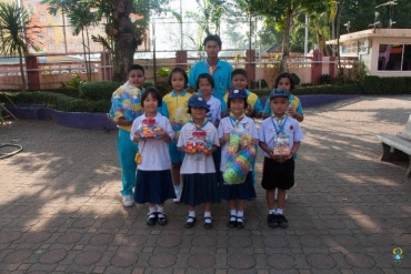 นักเรียนระดับประถมรับรางวัลประกวดพานไหว้ครู 22-06-2561