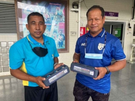 นายพรรณภพ อุ่นเสียม ผู้อำนวยการสำนักงาน กกท.ภาค 4 สงขลา ได้สนับสนุนมอบลูกเปตอง