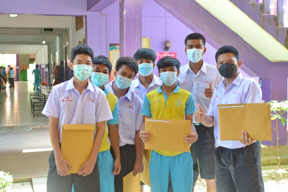 การรับเอกสารการจบหลักสูตรชั้น ป.6 ม.3 และ ม.6 ปีการศึกษา 2564